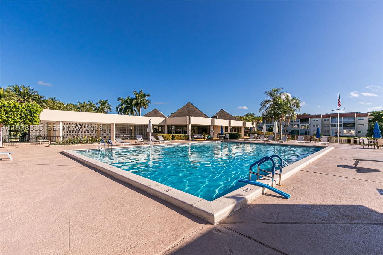 Real estate property located at 2831 Sunrise Lakes Dr. E #204, Broward, Sunrise Lakes 12 Condo, Sunrise, FL