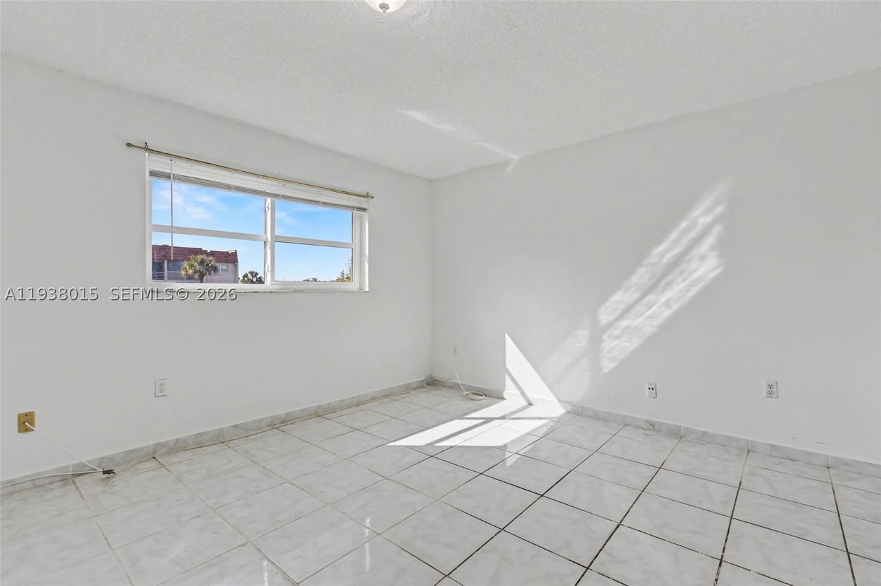 Real estate property located at 2831 Sunrise Lakes Dr. E #204, Broward, Sunrise Lakes 12 Condo, Sunrise, FL