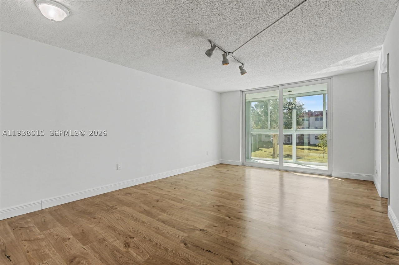 Real estate property located at 2831 Sunrise Lakes Dr. E #204, Broward, Sunrise Lakes 12 Condo, Sunrise, FL