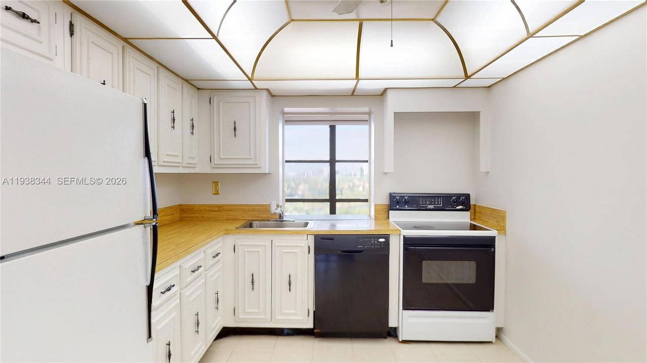 Real estate property located at 1000 Parkview Dr #1023, Broward, Oceanview Park Condo, Hallandale Beach, FL