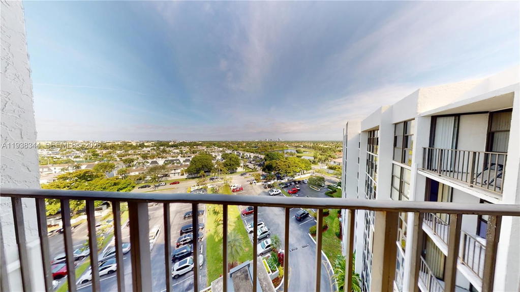 Real estate property located at 1000 Parkview Dr #1023, Broward, Oceanview Park Condo, Hallandale Beach, FL