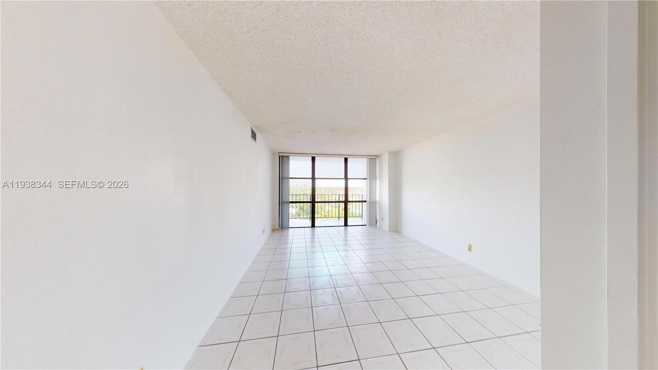 Real estate property located at 1000 Parkview Dr #1023, Broward, Oceanview Park Condo, Hallandale Beach, FL