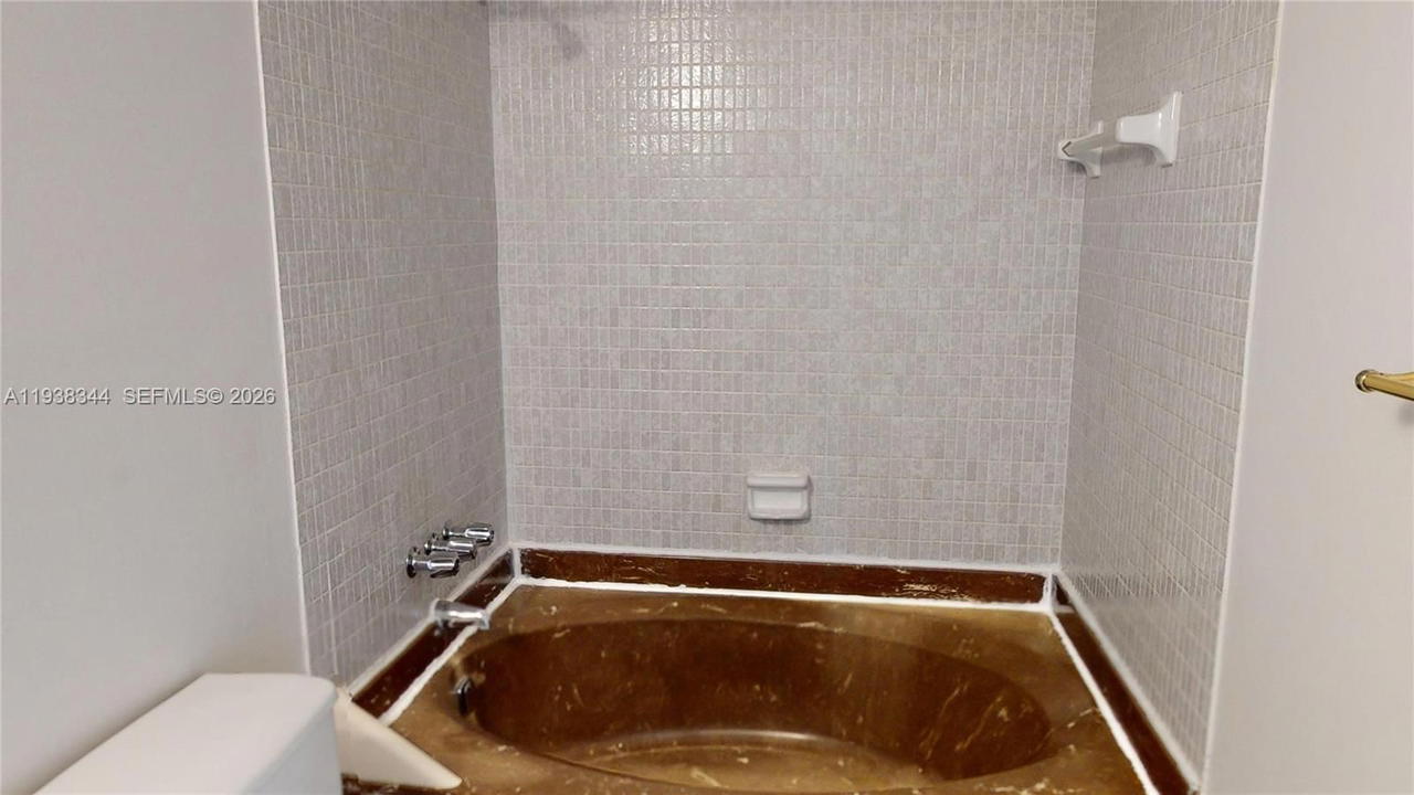 Real estate property located at 1000 Parkview Dr #1023, Broward, Oceanview Park Condo, Hallandale Beach, FL