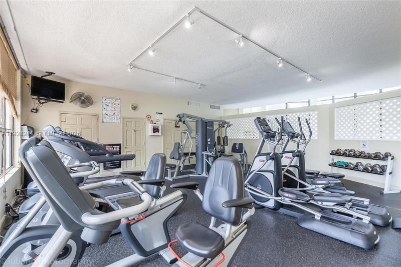 Real estate property located at 1000 Parkview Dr #1023, Broward, Oceanview Park Condo, Hallandale Beach, FL