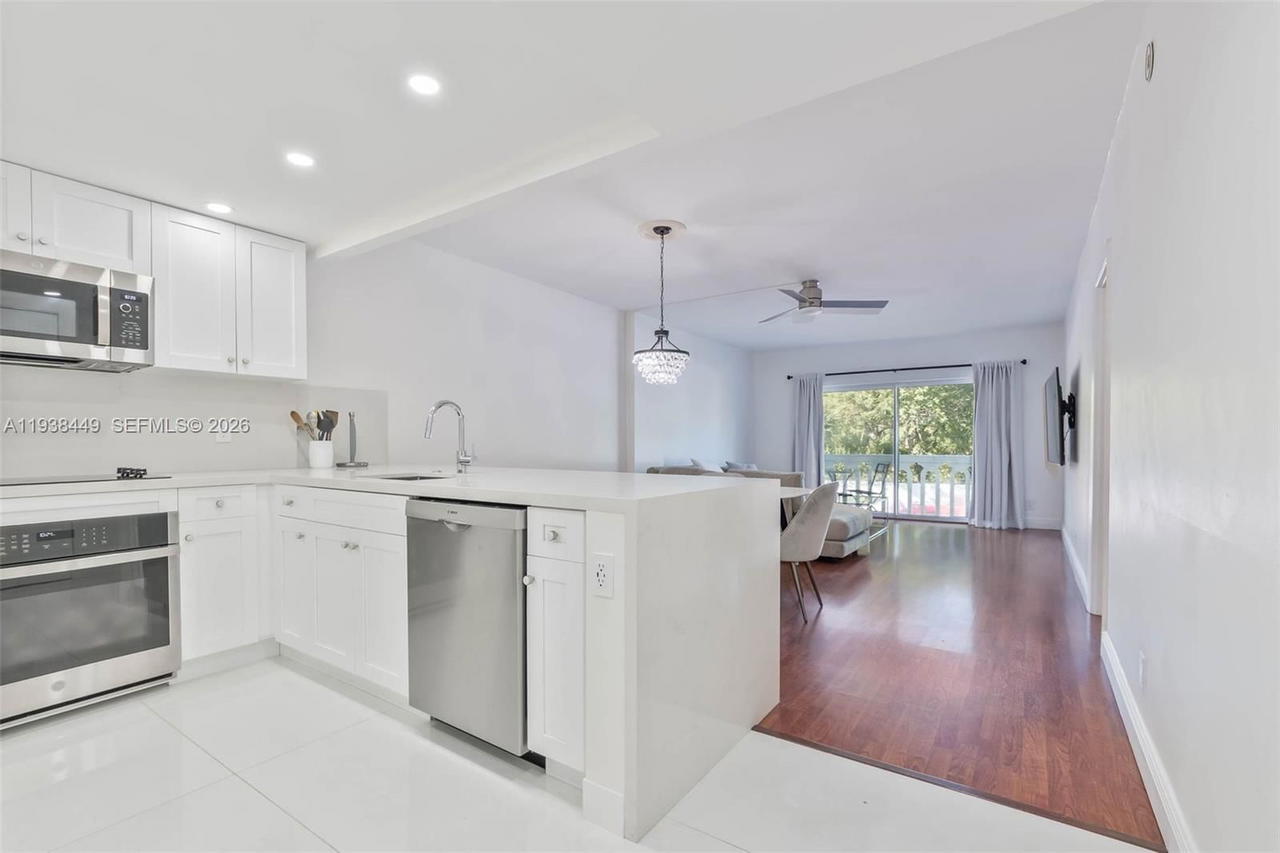 Real estate property located at 100 Edgewater Dr #204, Miami-dade, Waters Edge Of Coral Gabl, Coral Gables, FL