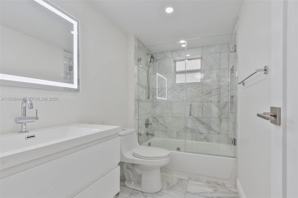 Real estate property located at 100 Edgewater Dr #204, Miami-dade, Waters Edge Of Coral Gabl, Coral Gables, FL
