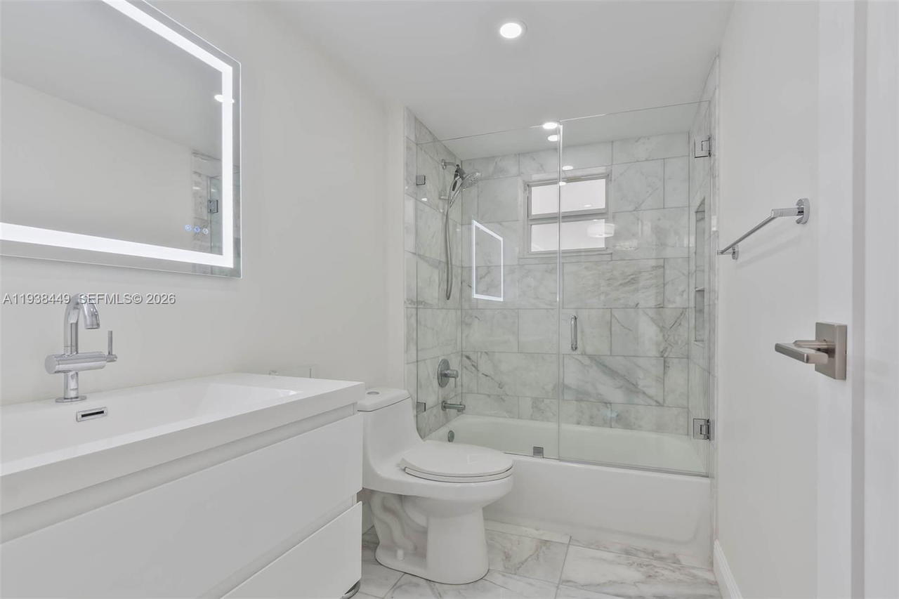 Real estate property located at 100 Edgewater Dr #204, Miami-dade, Waters Edge Of Coral Gabl, Coral Gables, FL
