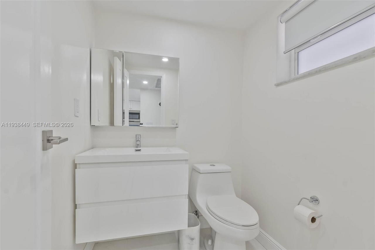 Real estate property located at 100 Edgewater Dr #204, Miami-dade, Waters Edge Of Coral Gabl, Coral Gables, FL