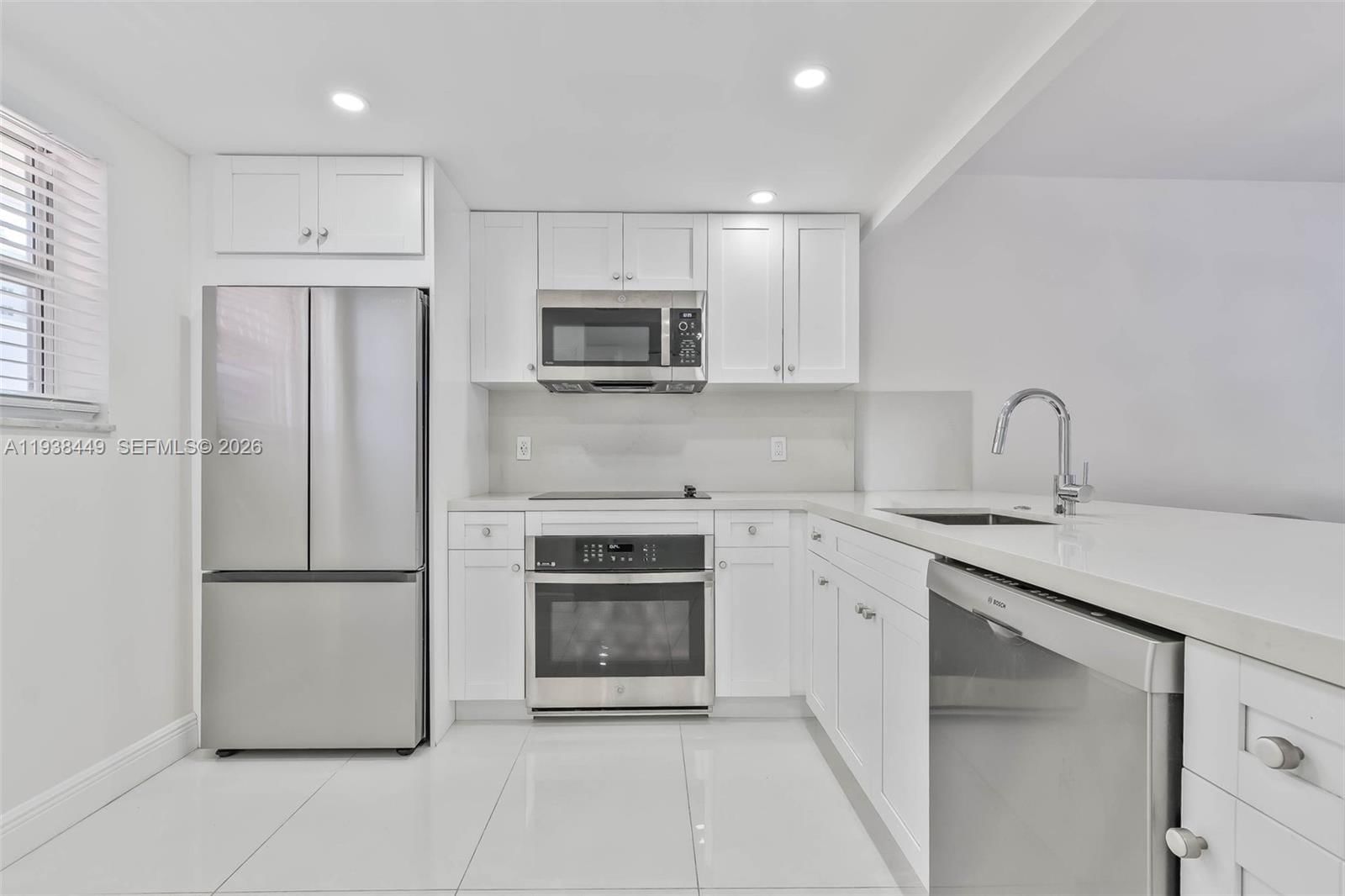 Real estate property located at 100 Edgewater Dr #204, Miami-dade, Waters Edge Of Coral Gabl, Coral Gables, FL