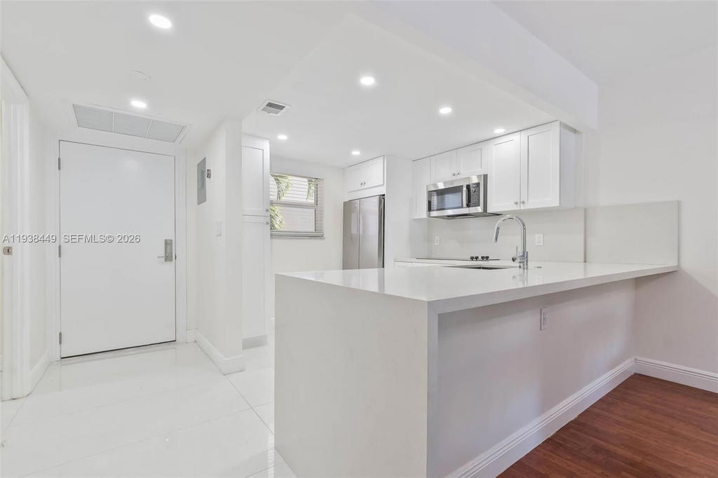 Real estate property located at 100 Edgewater Dr #204, Miami-dade, Waters Edge Of Coral Gabl, Coral Gables, FL