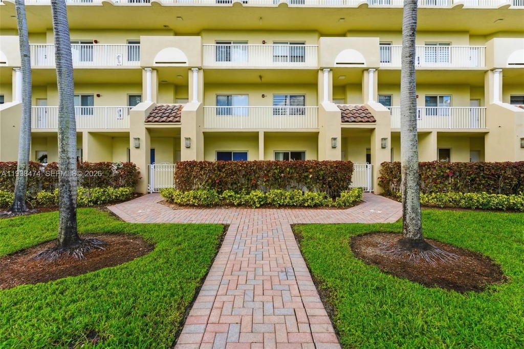 Real estate property located at 10710 66th St #111, Miami-dade, Captiva Condo E, Doral, FL