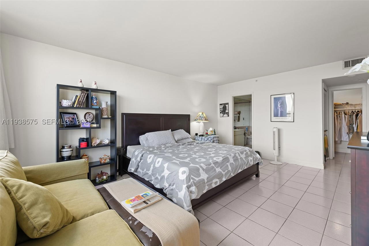 Real estate property located at 11113 Biscayne Blvd #1554, Miami-dade, Jockey Club Iii Condo, Miami, FL
