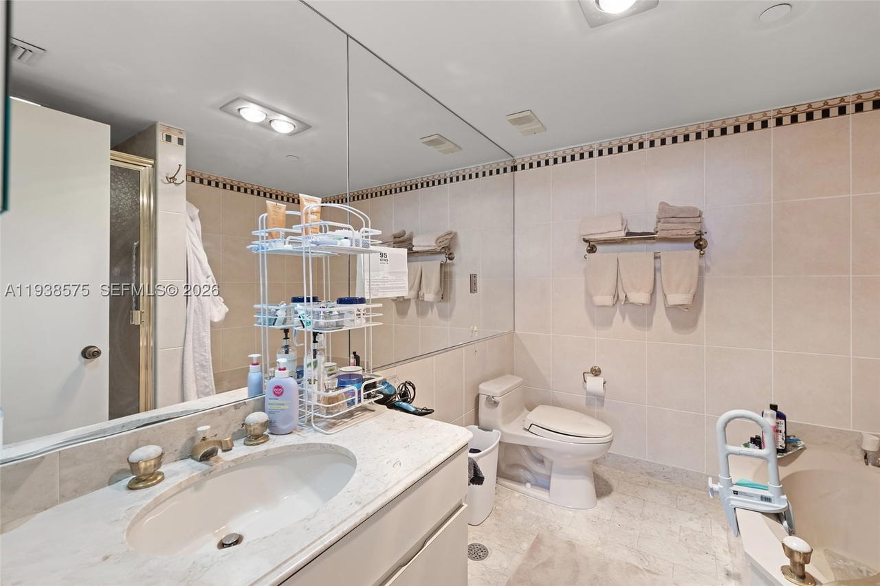Real estate property located at 11113 Biscayne Blvd #1554, Miami-dade, Jockey Club Iii Condo, Miami, FL