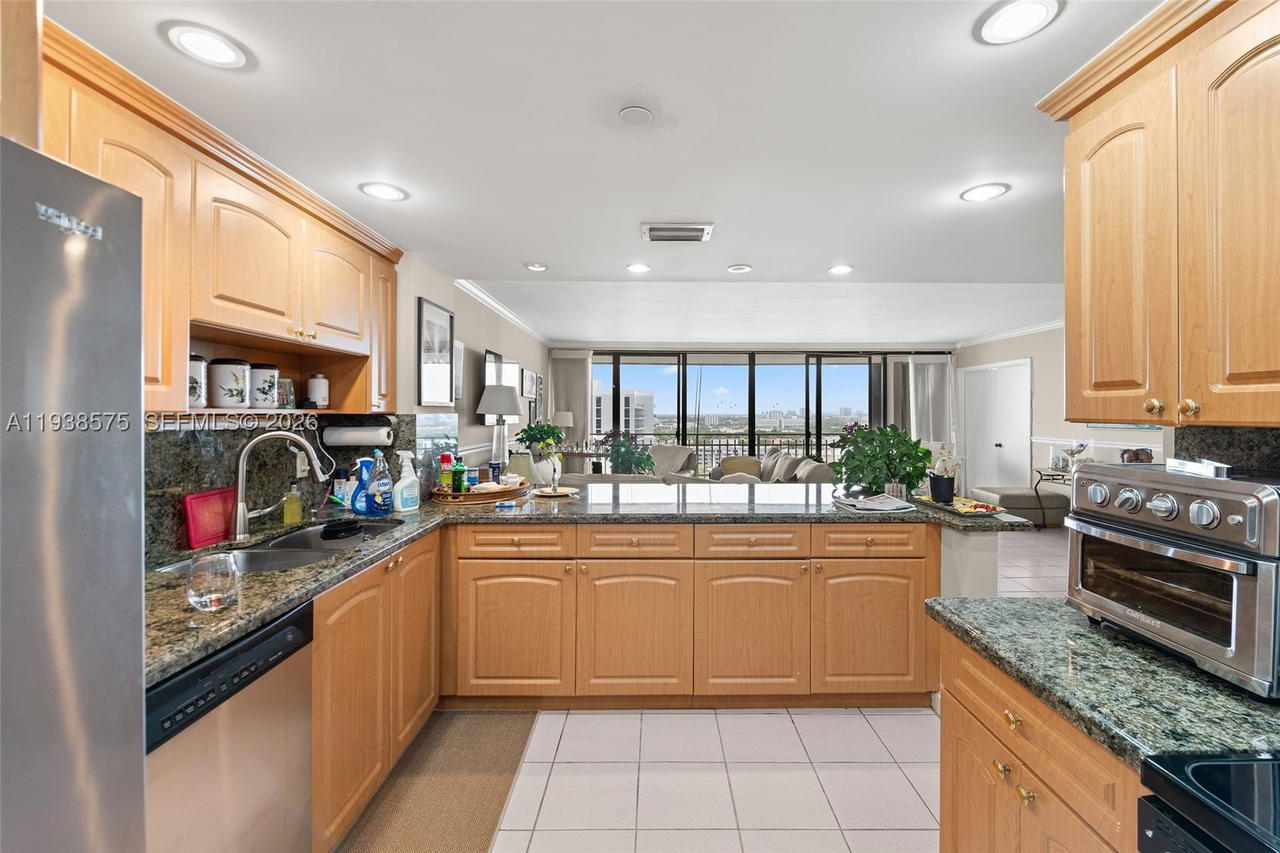 Real estate property located at 11113 Biscayne Blvd #1554, Miami-dade, Jockey Club Iii Condo, Miami, FL
