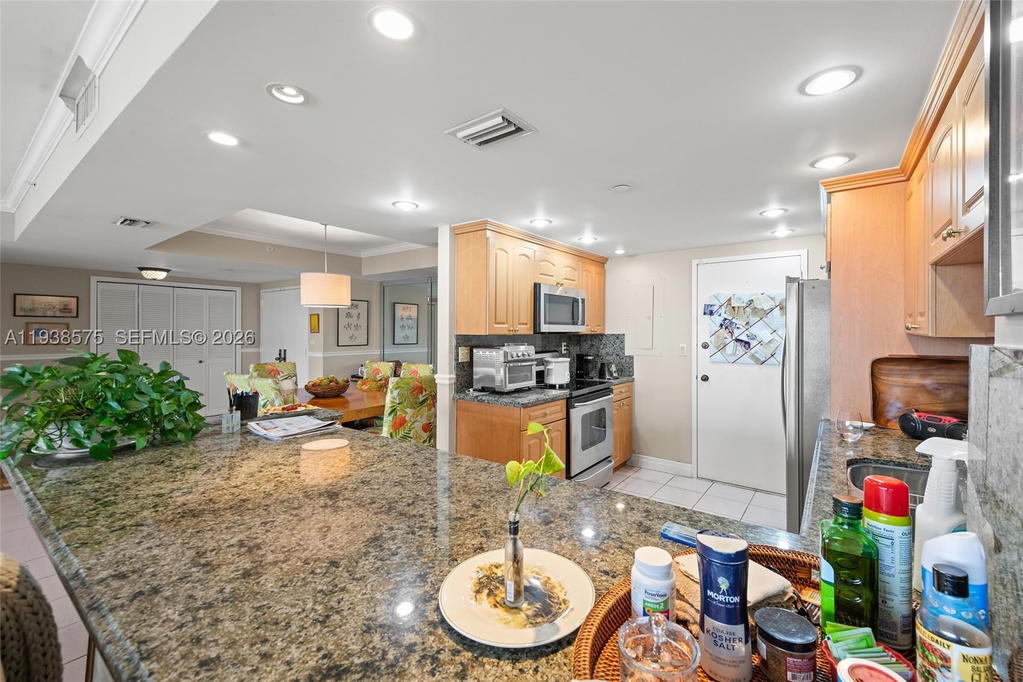 Real estate property located at 11113 Biscayne Blvd #1554, Miami-dade, Jockey Club Iii Condo, Miami, FL