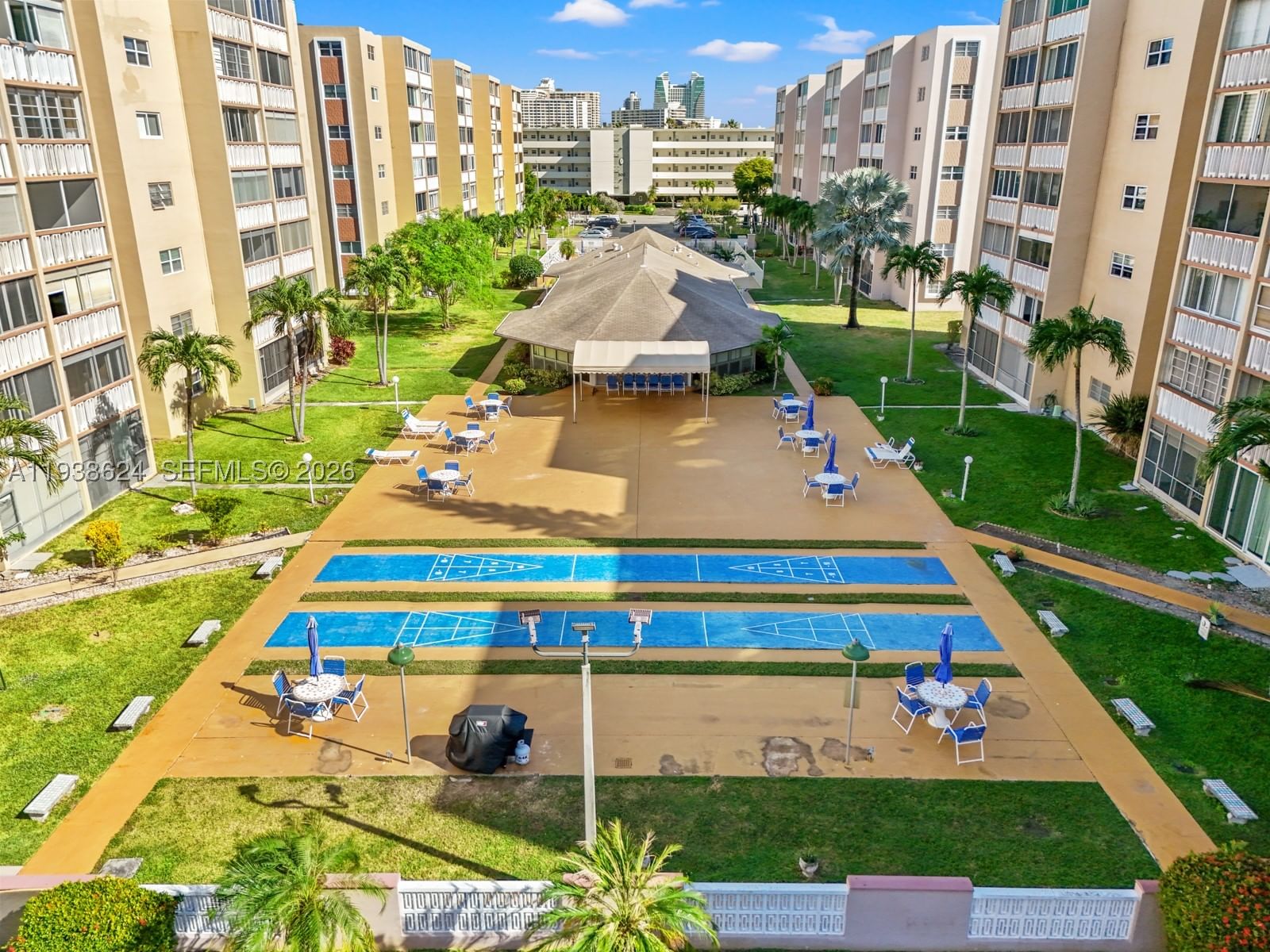 Real estate property located at 421 14th Ave #405, Broward, Meadowbrook Condo Apts Bl, Hallandale Beach, FL