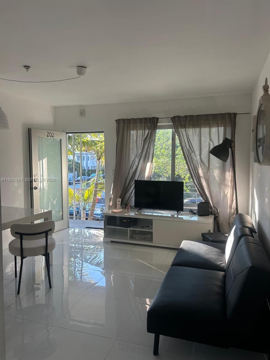 Real estate property located at 801 15th St #202, Miami-dade, Elisa Condo, Miami Beach, FL
