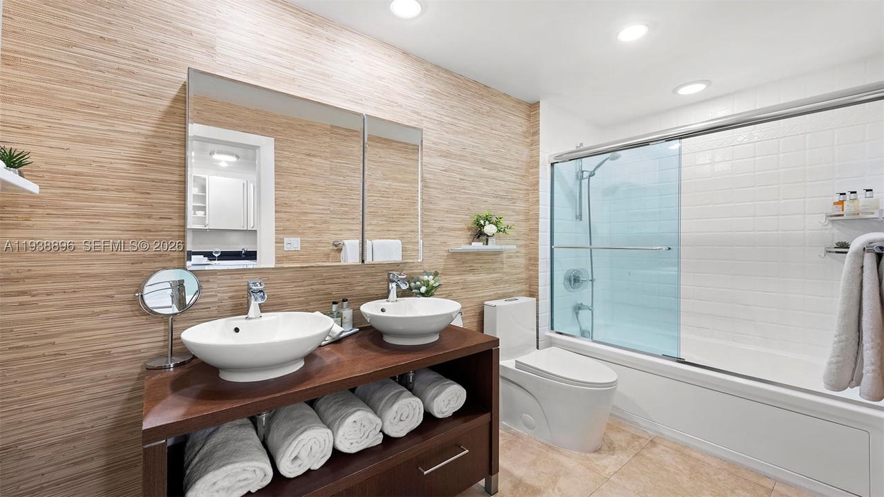 Real estate property located at 2301 Collins Ave #1632, Miami-dade, Roney Palace Condo, Miami Beach, FL
