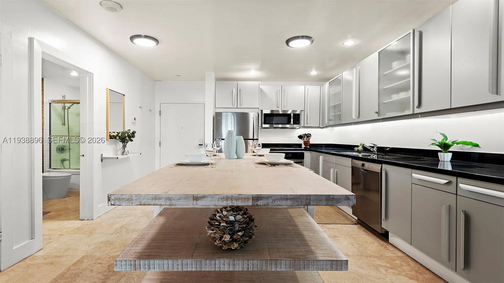 Real estate property located at 2301 Collins Ave #1632, Miami-dade, Roney Palace Condo, Miami Beach, FL