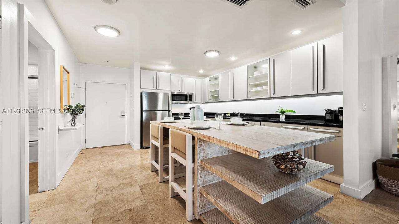 Real estate property located at 2301 Collins Ave #1632, Miami-dade, Roney Palace Condo, Miami Beach, FL