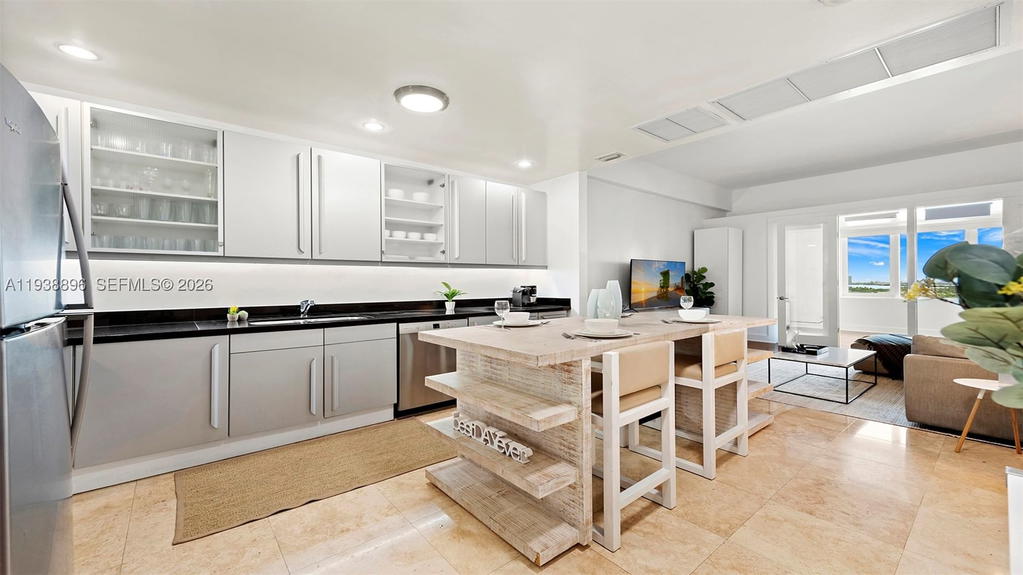 Real estate property located at 2301 Collins Ave #1632, Miami-dade, Roney Palace Condo, Miami Beach, FL