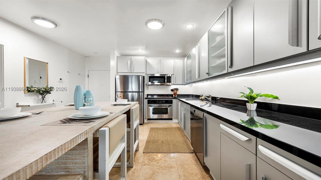 Real estate property located at 2301 Collins Ave #1632, Miami-dade, Roney Palace Condo, Miami Beach, FL
