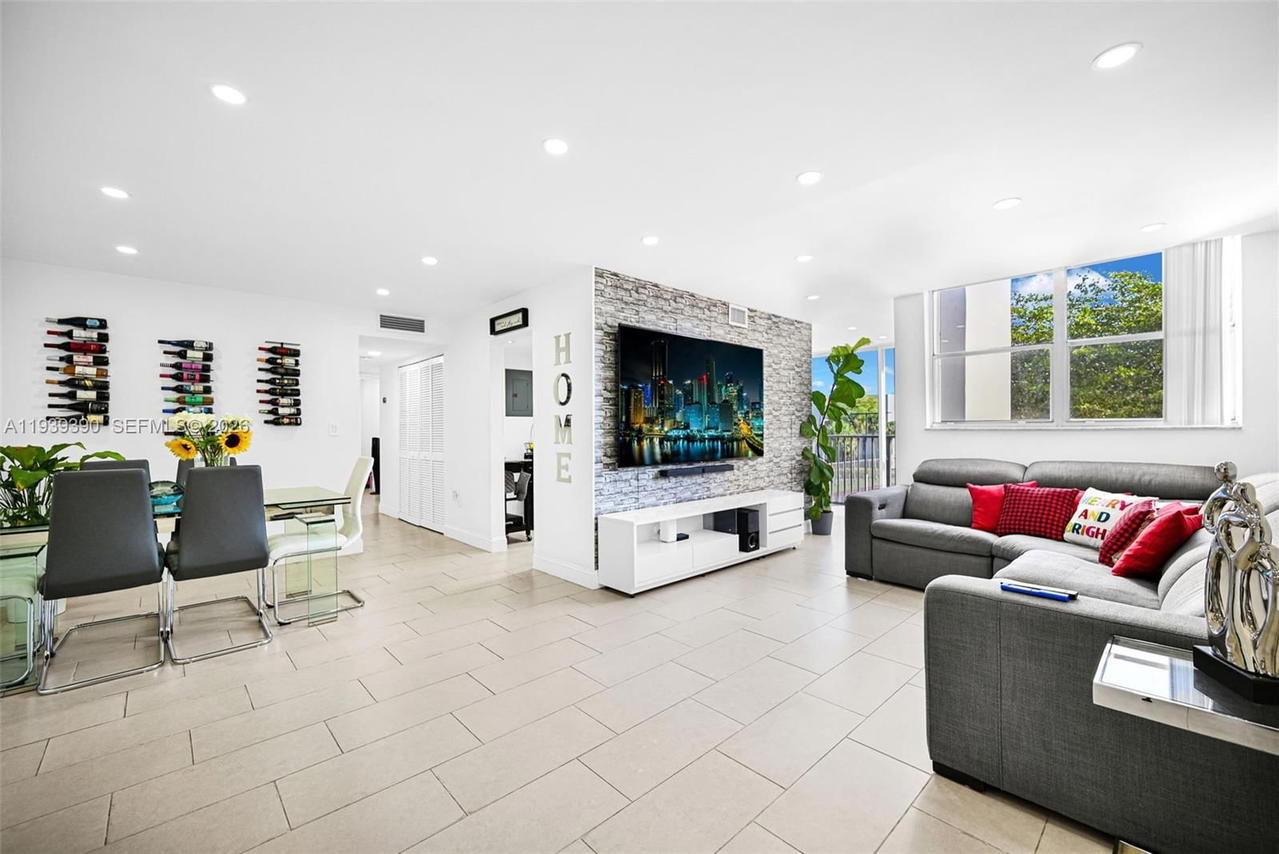 Real estate property located at 9441 4th St #309, Miami-dade, Versaille Gardens I Condo, Miami, FL