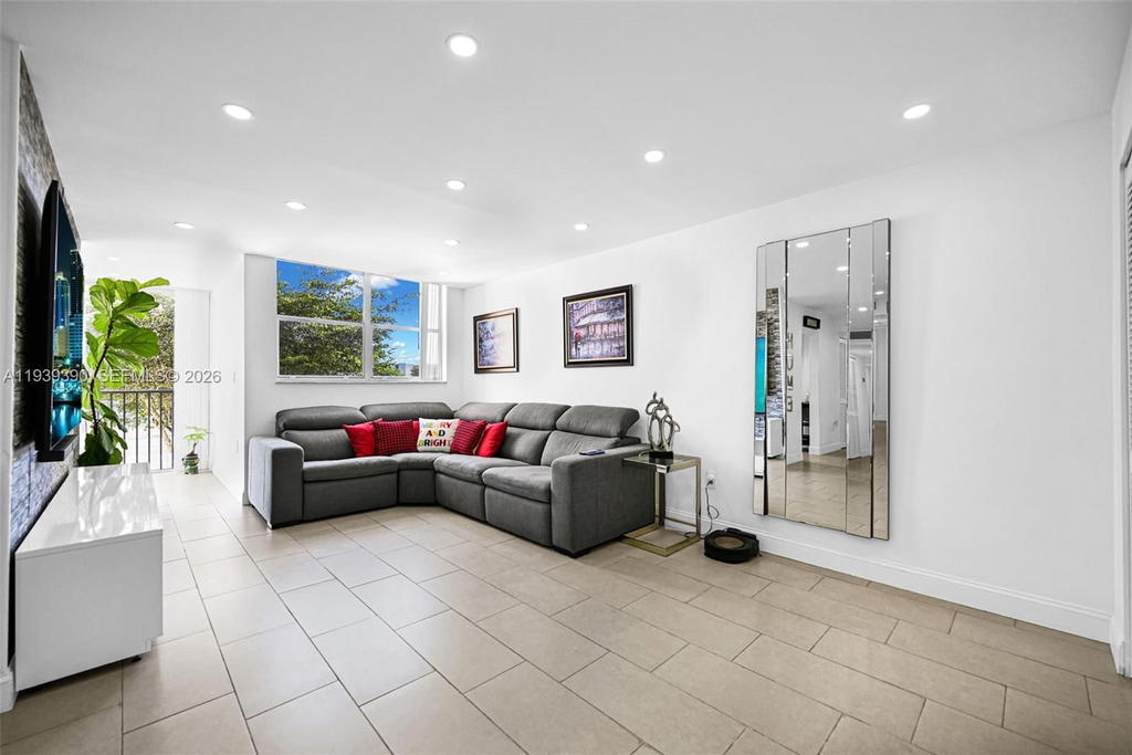 Real estate property located at 9441 4th St #309, Miami-dade, Versaille Gardens I Condo, Miami, FL