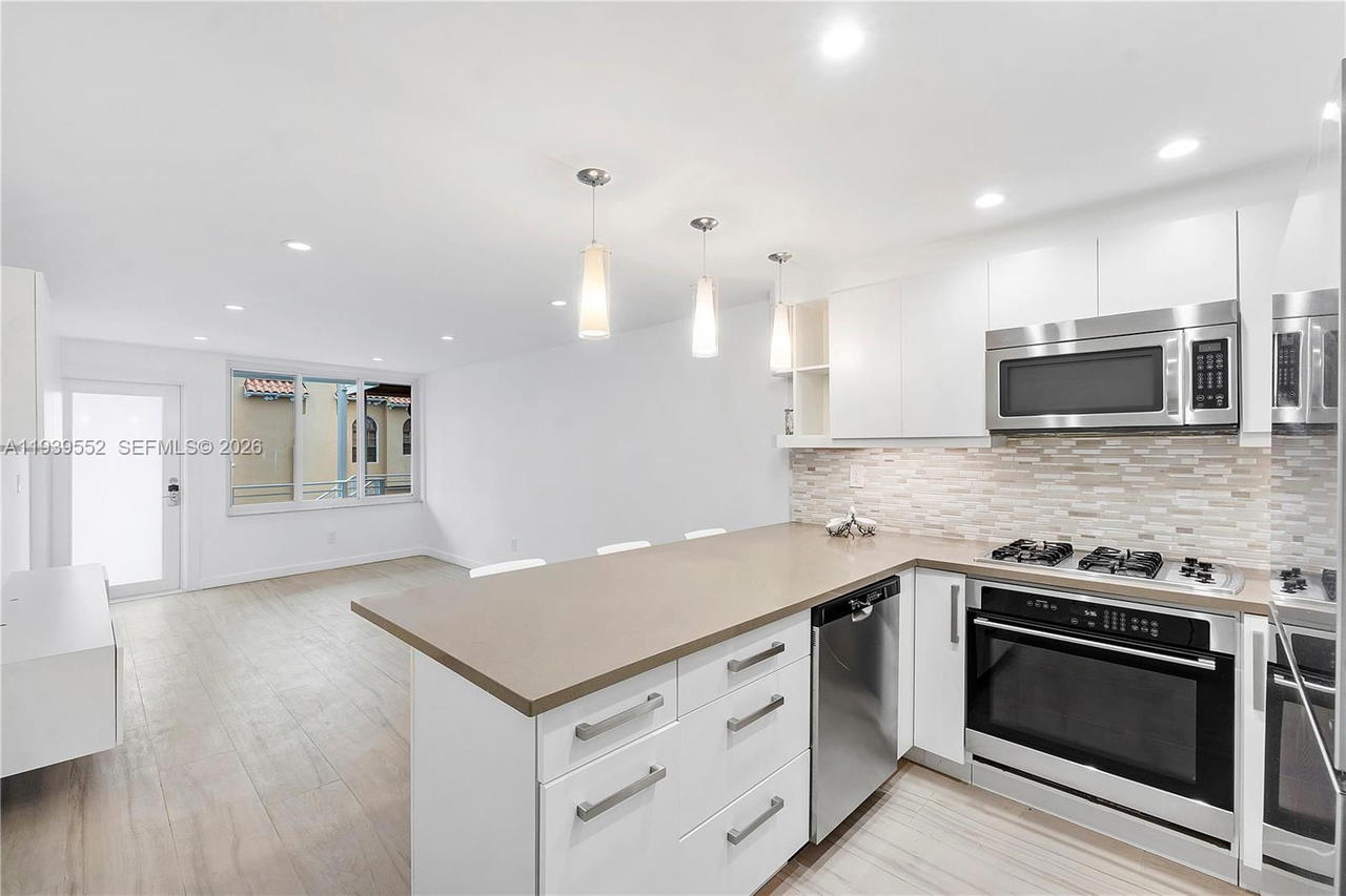 Real estate property located at 405 Hibiscus Dr #202, Miami-dade, Island Club Of South Beach, Miami Beach, FL