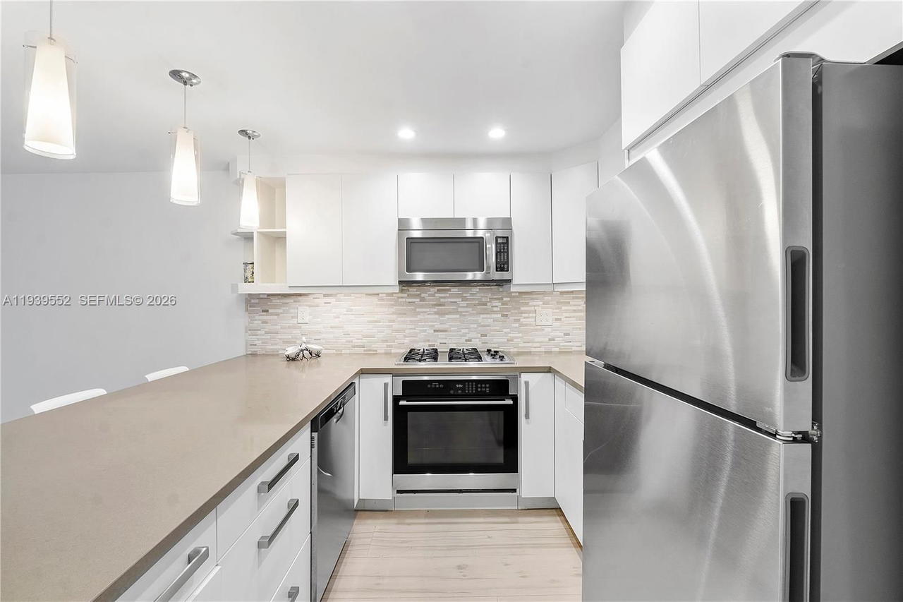 Real estate property located at 405 Hibiscus Dr #202, Miami-dade, Island Club Of South Beach, Miami Beach, FL