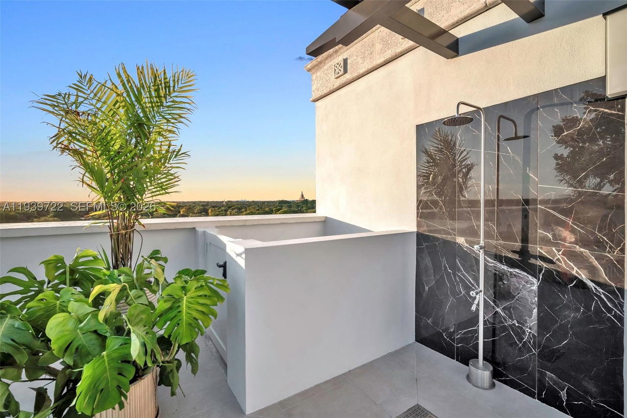 Real estate property located at 4220 Laguna St #505, Miami-dade, Coral Gables Ind Sec, Coral Gables, FL