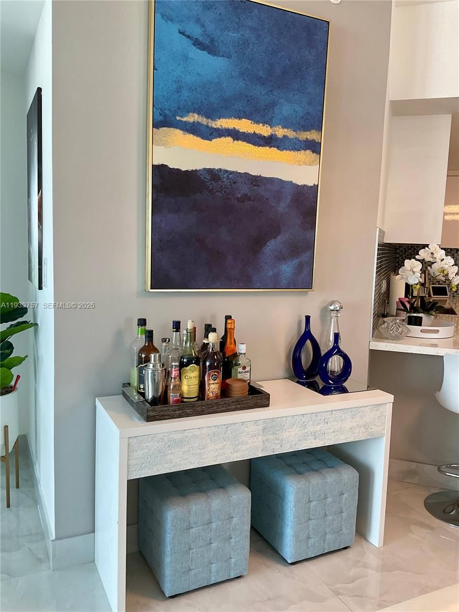 Real estate property located at 140 Dixie Hwy #527, Broward, Hollywood Station Res Con, Hollywood, FL