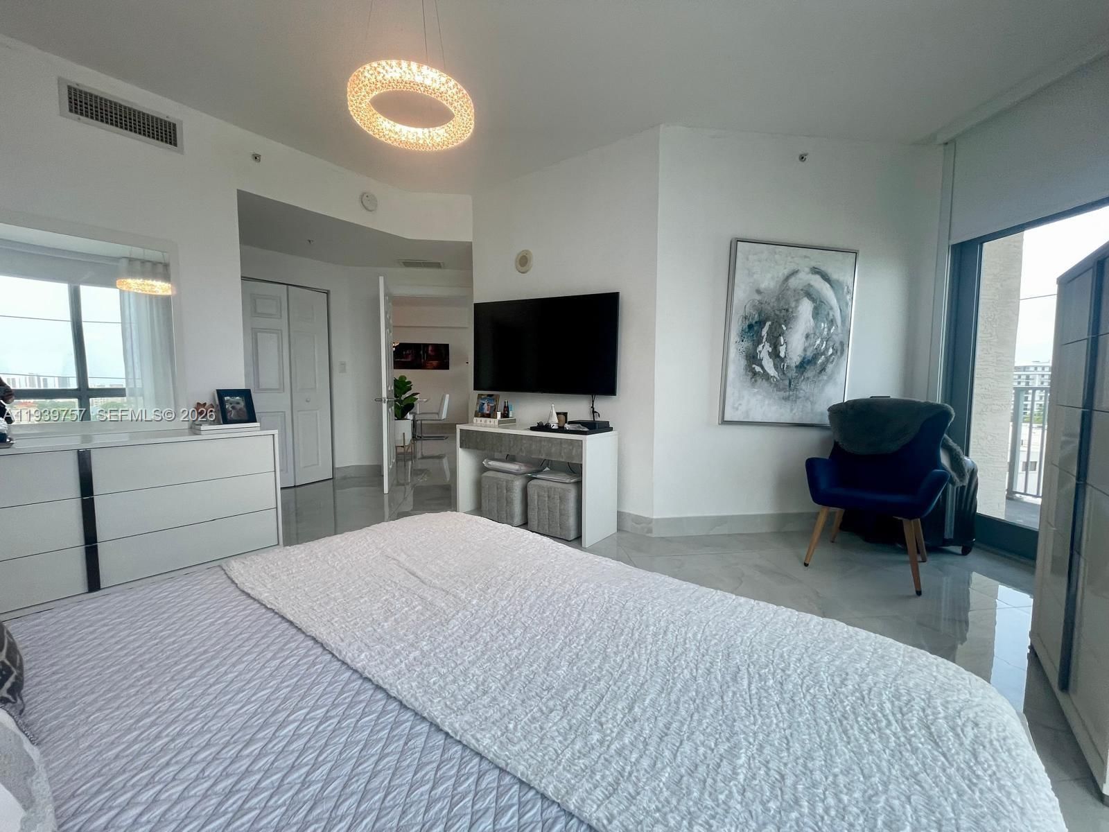 Real estate property located at 140 Dixie Hwy #527, Broward, Hollywood Station Res Con, Hollywood, FL