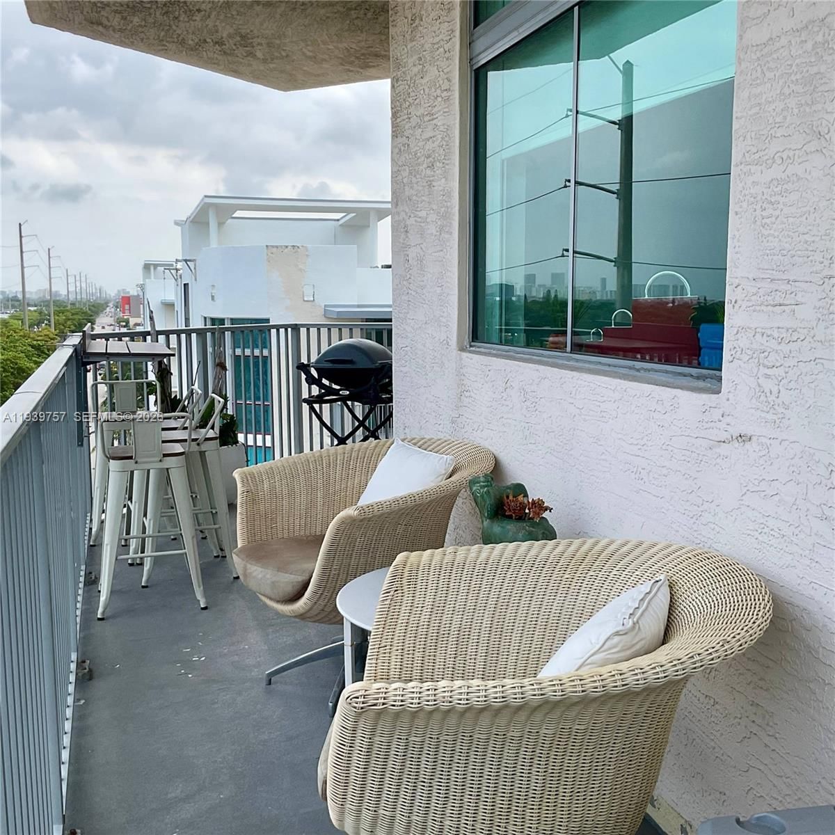 Real estate property located at 140 Dixie Hwy #527, Broward, Hollywood Station Res Con, Hollywood, FL
