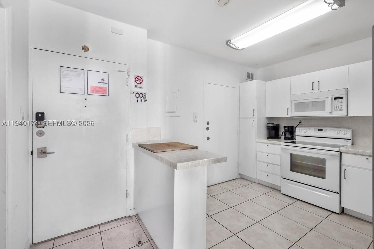 Real estate property located at 5601 Collins Ave #825, Miami-dade, The Pavilion Condo, Miami Beach, FL
