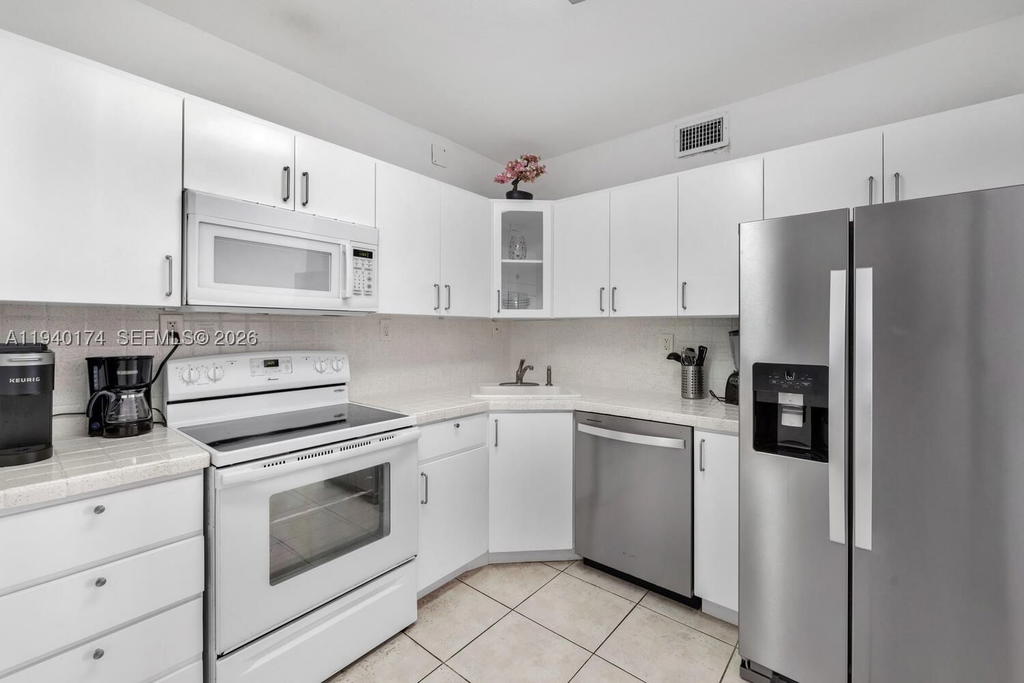 Real estate property located at 5601 Collins Ave #825, Miami-dade, The Pavilion Condo, Miami Beach, FL