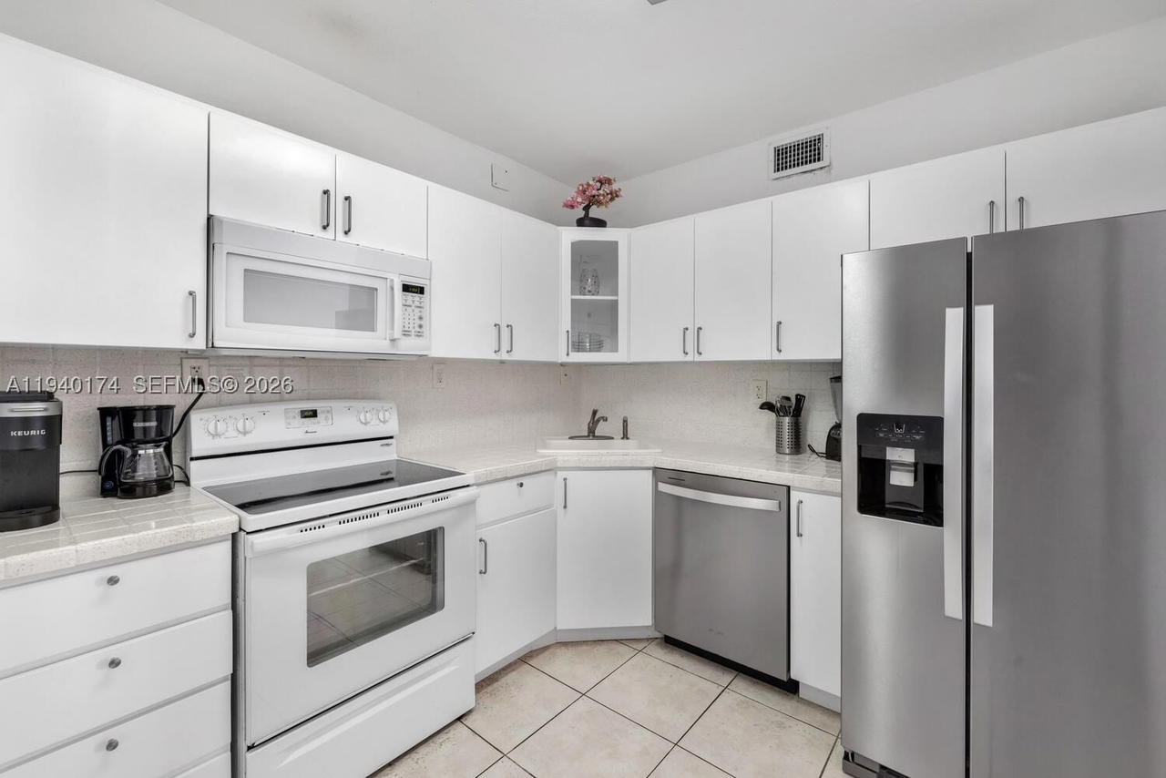 Real estate property located at 5601 Collins Ave #825, Miami-dade, The Pavilion Condo, Miami Beach, FL