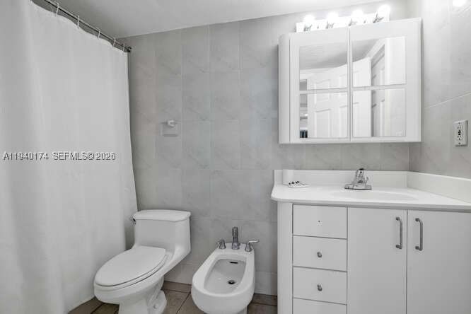 Real estate property located at 5601 Collins Ave #825, Miami-dade, The Pavilion Condo, Miami Beach, FL