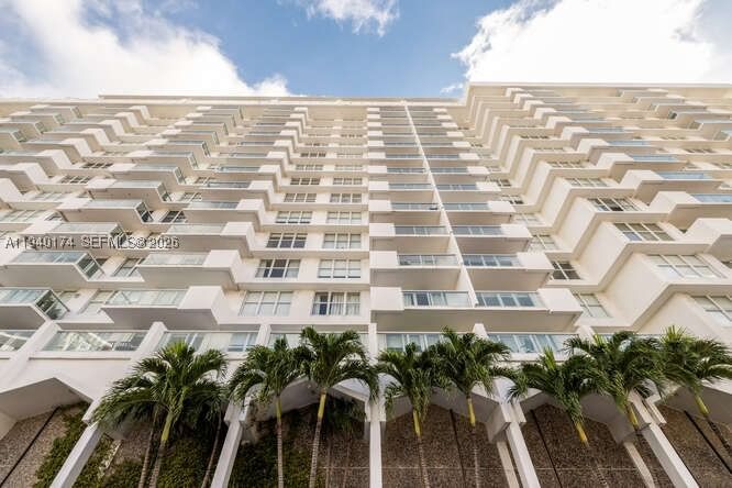 Real estate property located at 5601 Collins Ave #825, Miami-dade, The Pavilion Condo, Miami Beach, FL