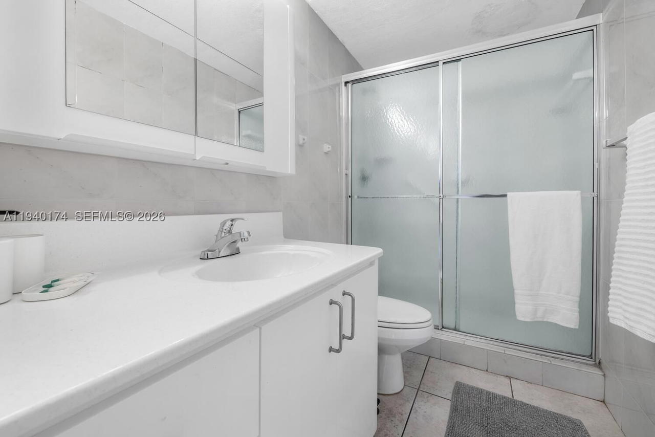 Real estate property located at 5601 Collins Ave #825, Miami-dade, The Pavilion Condo, Miami Beach, FL