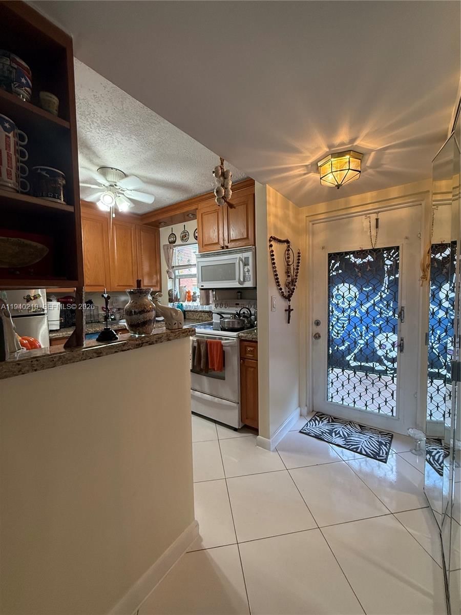Real estate property located at 9041 Sunrise Lakes Blvd #207, Broward, Sunrise Lakes 90 Condo, Sunrise, FL
