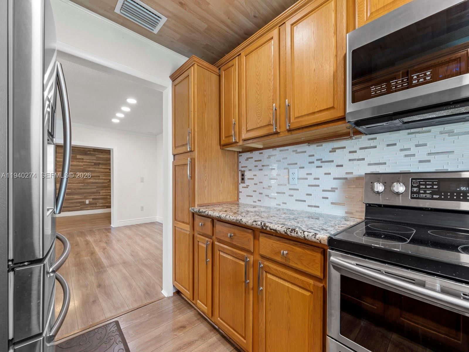 Real estate property located at 5565 193rd Ln, Miami-dade, Lakes Of Acadia Unit 3 Th, Miami Gardens, FL