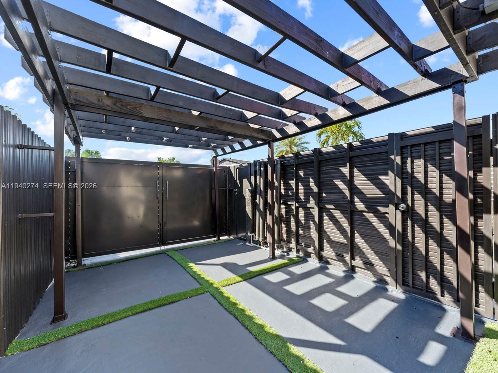 Real estate property located at 5565 193rd Ln, Miami-dade, Lakes Of Acadia Unit 3 Th, Miami Gardens, FL