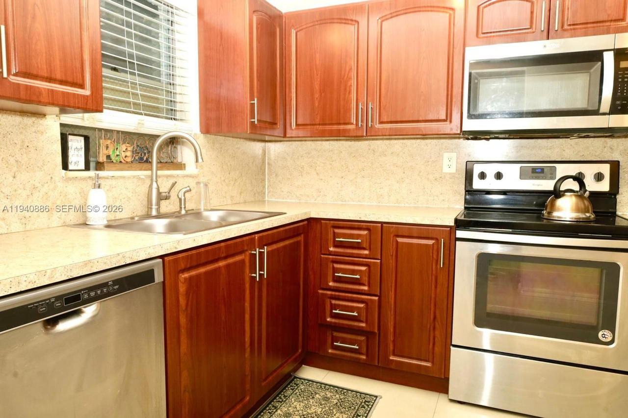 Real estate property located at 5860 44th St #102, Broward, Greens Of Inverrary Phase, Lauderhill, FL