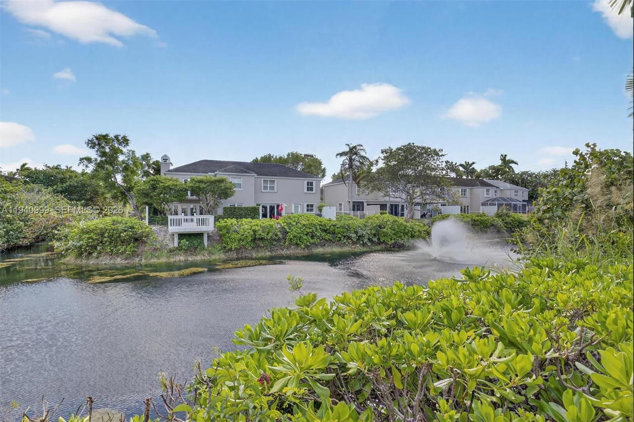 Real estate property located at 7110 54th St, Miami-dade, Bridgepoint, Miami, FL