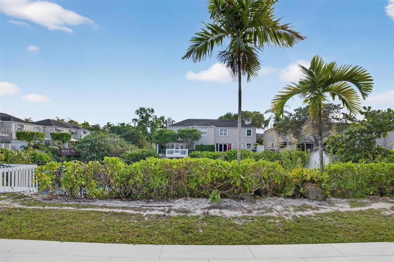 Real estate property located at 7110 54th St, Miami-dade, Bridgepoint, Miami, FL