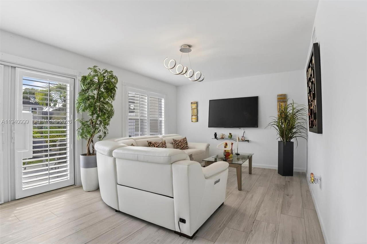 Real estate property located at 7110 54th St, Miami-dade, Bridgepoint, Miami, FL