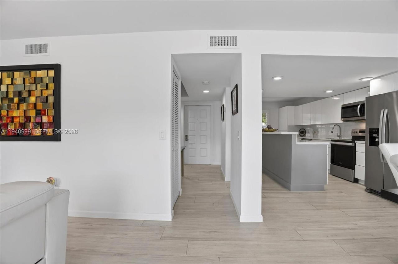 Real estate property located at 7110 54th St, Miami-dade, Bridgepoint, Miami, FL