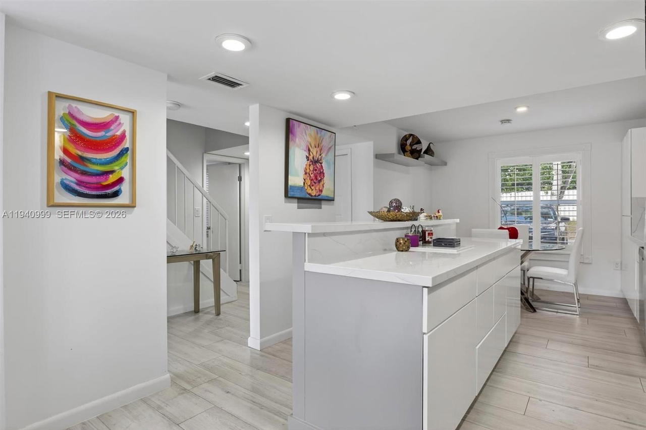 Real estate property located at 7110 54th St, Miami-dade, Bridgepoint, Miami, FL