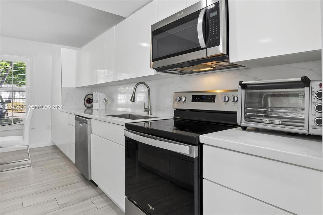 Real estate property located at 7110 54th St, Miami-dade, Bridgepoint, Miami, FL